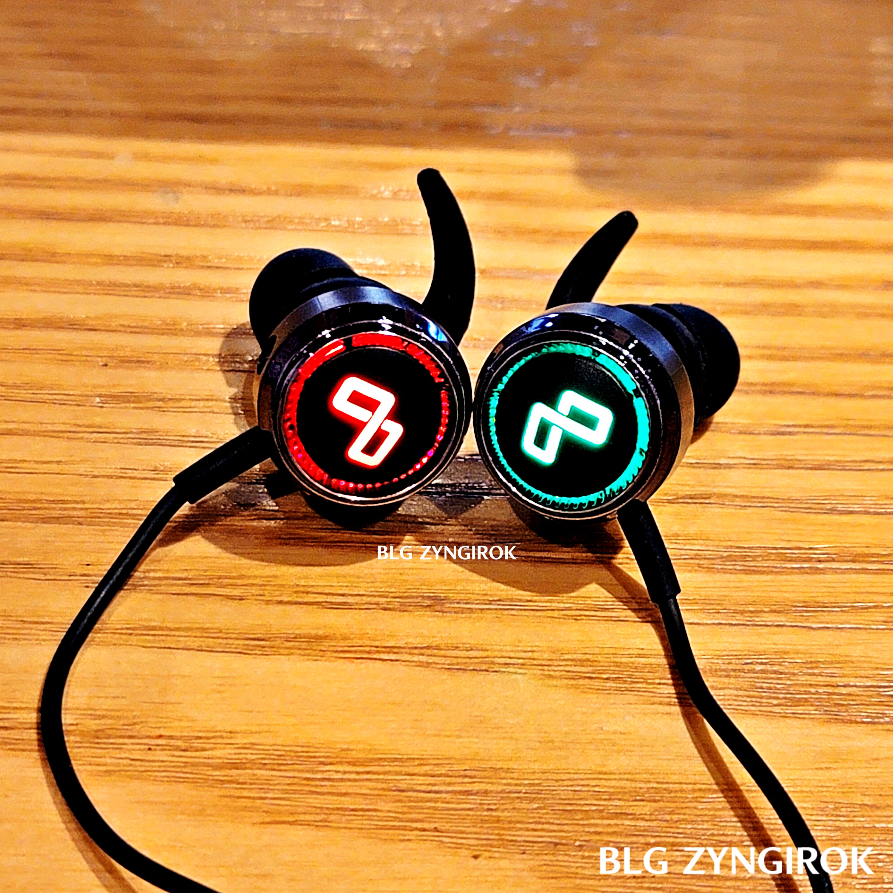 다이소 - MAXTILL 게이밍 이어폰의 LED 불빛 빨강 초록 모습이다.