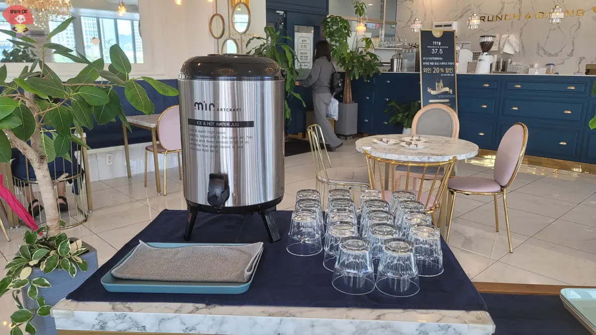 경기-남양주-다산-브런치-카페-37.5-깔끔한-내부-모습-잘-정돈된-생수통과-컵