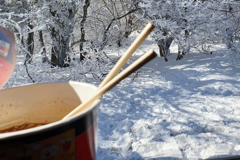 눈 내린 1100고지 풍경을 보며 차 안에서 먹는 따뜻한 컵라면