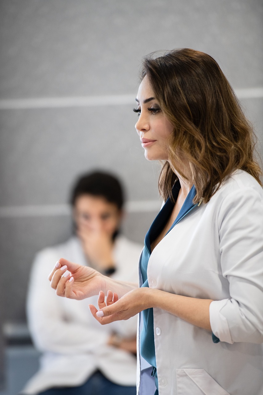 열심히 강의하는 여성