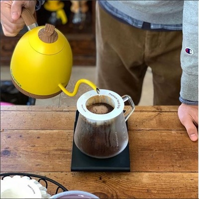 "Abel Coffee"에서 커피를 만드는 사진