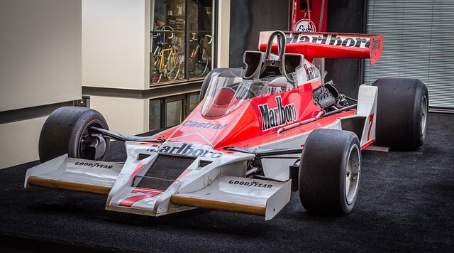 빨간색 경주용 자동차