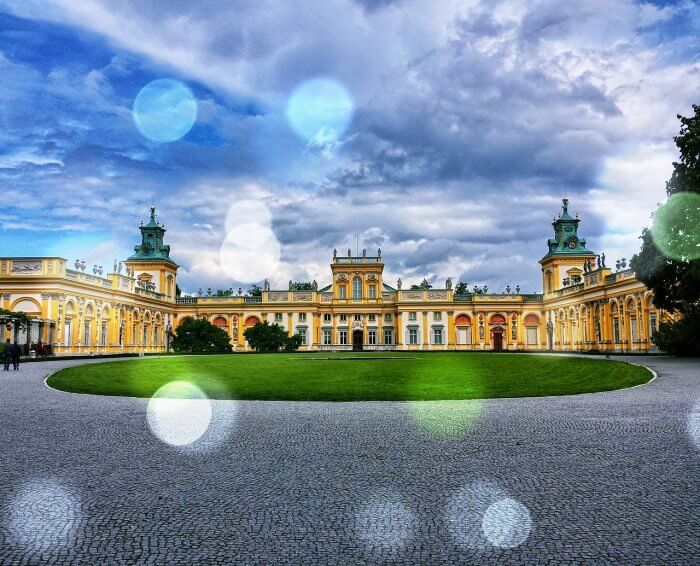 구름이-끼어있는-배경