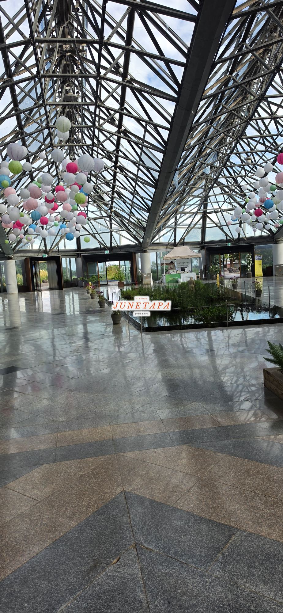 여미지식물원 중앙홀 출구 쪽 바닥과 유리 지붕