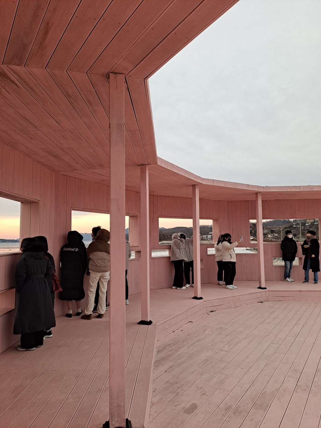 데크 구조물에서 해넘이 기다리다