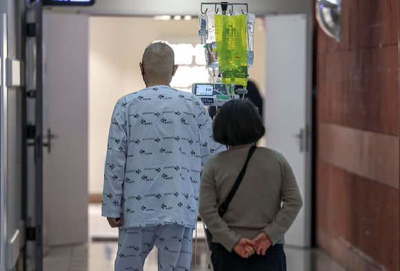 서울시내 대학병원에서 환자가 이동하고 있다. [사진=뉴시스]