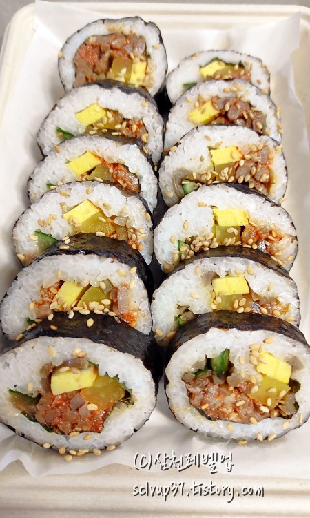 이마트 매콤제육김밥 개봉 후