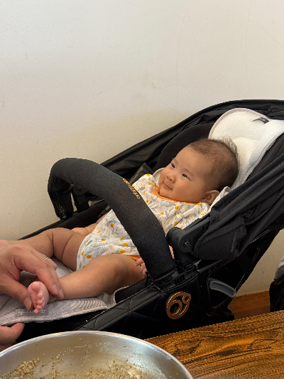 유모차 시트만 빼고 식당에서 밥먹는 모습