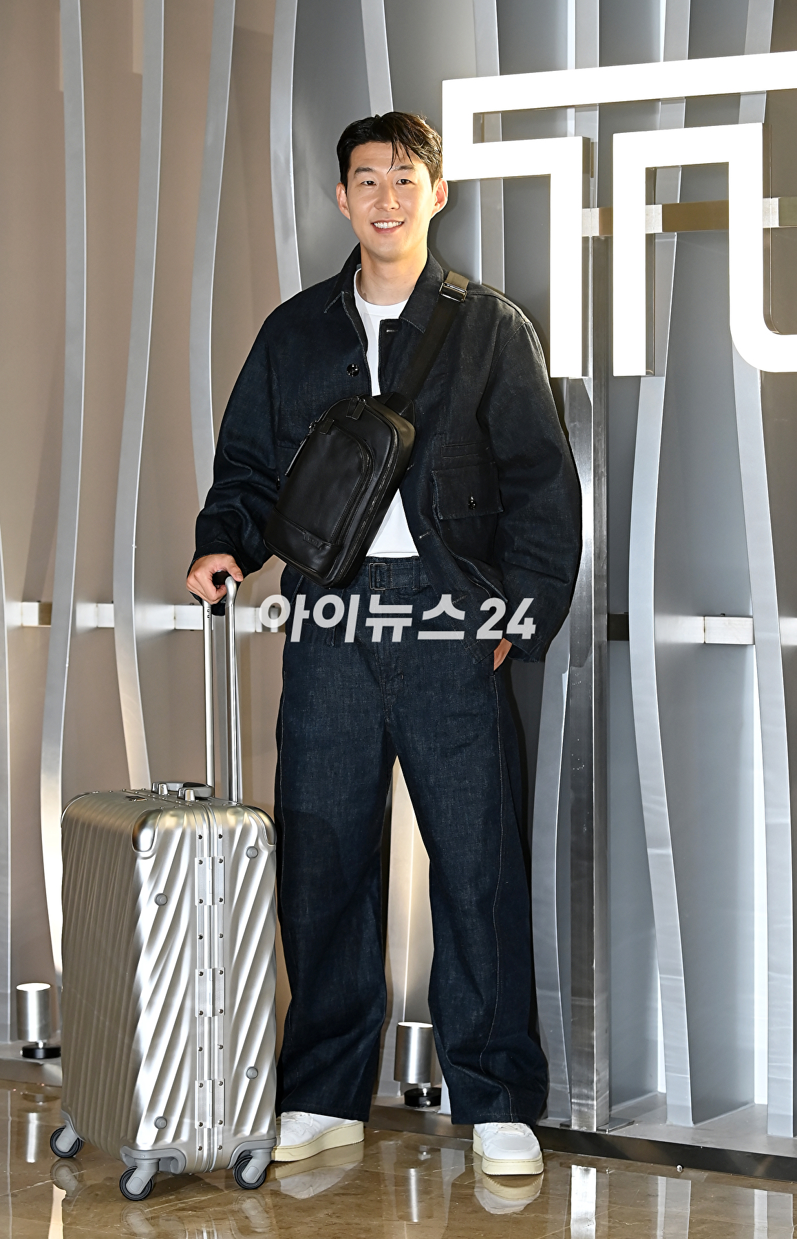 축구선수 손흥민이 3일 오후 서울 롯데월드몰 잠실점에서 열린 투미(TUMI) 팝업스토어 행사에서 포토타임을 갖고 있다. [사진=곽영래 기자]