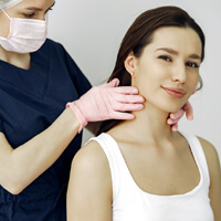 실리프팅을-받으려는-여성-사진