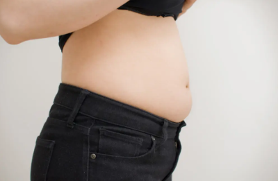 배가 나온 여성