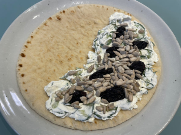 차지키 소스 위에 해바라기씨 붓기