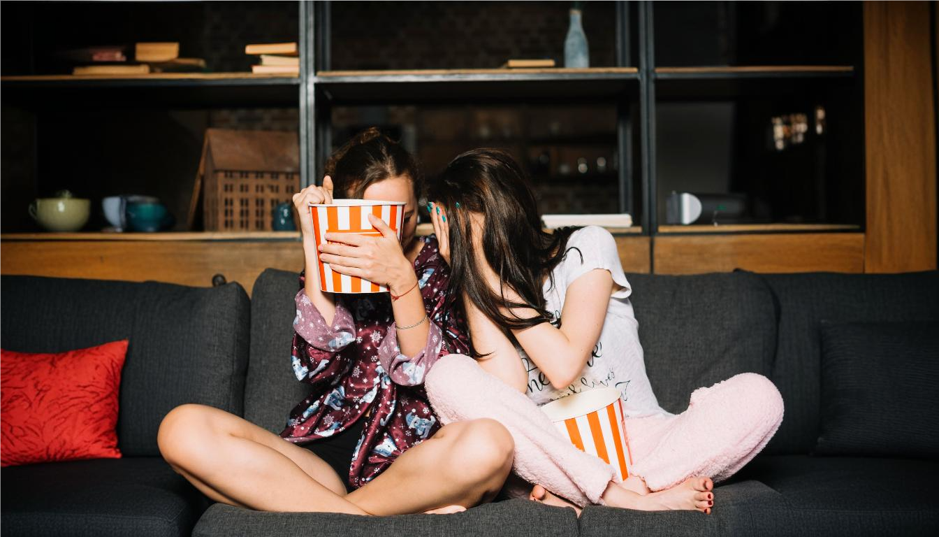 영화를 보기 전 사진 찍는 것이 부끄러운 소녀 2명