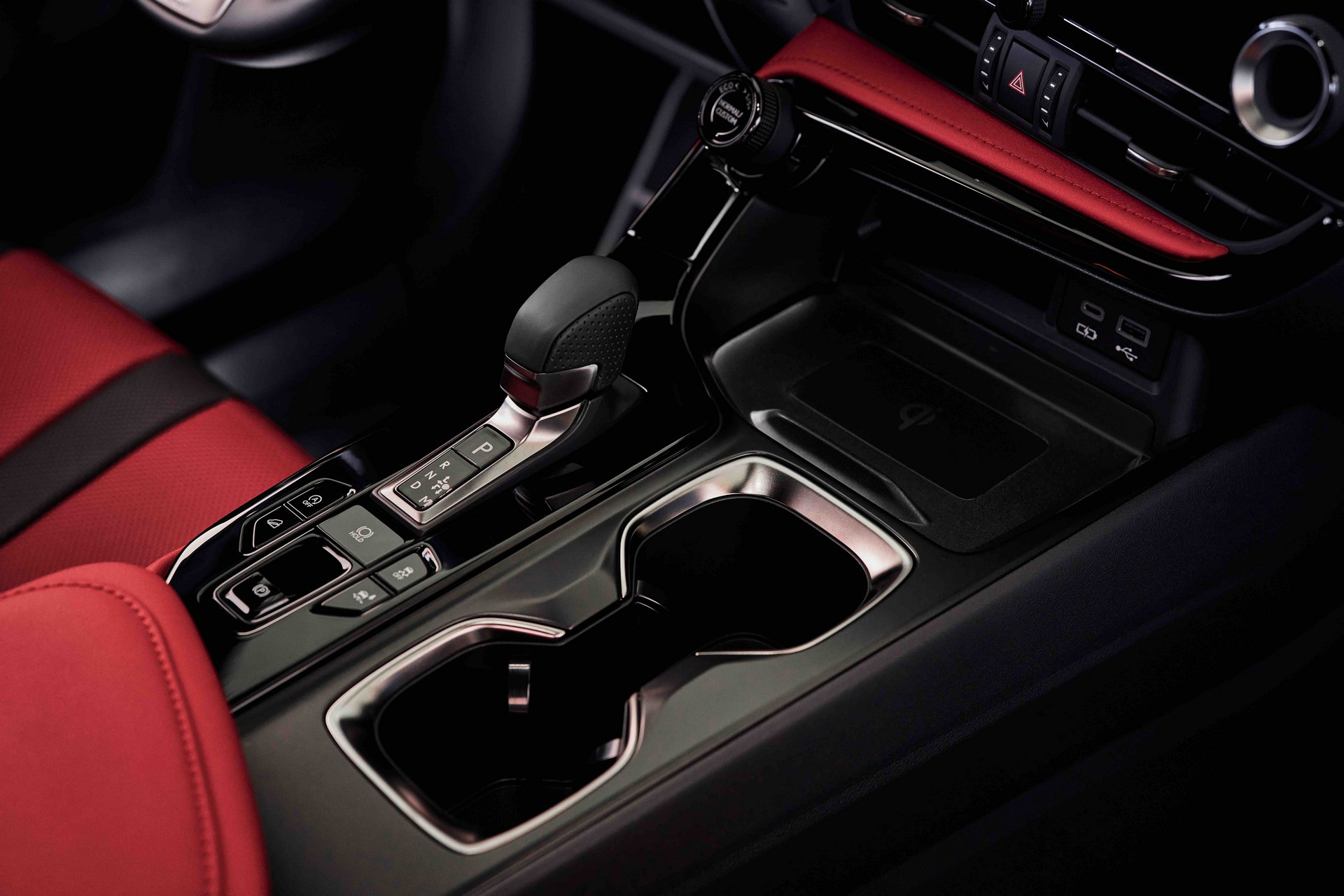 2023년형 렉서스 NX450h+ 실내 기어노브 사진