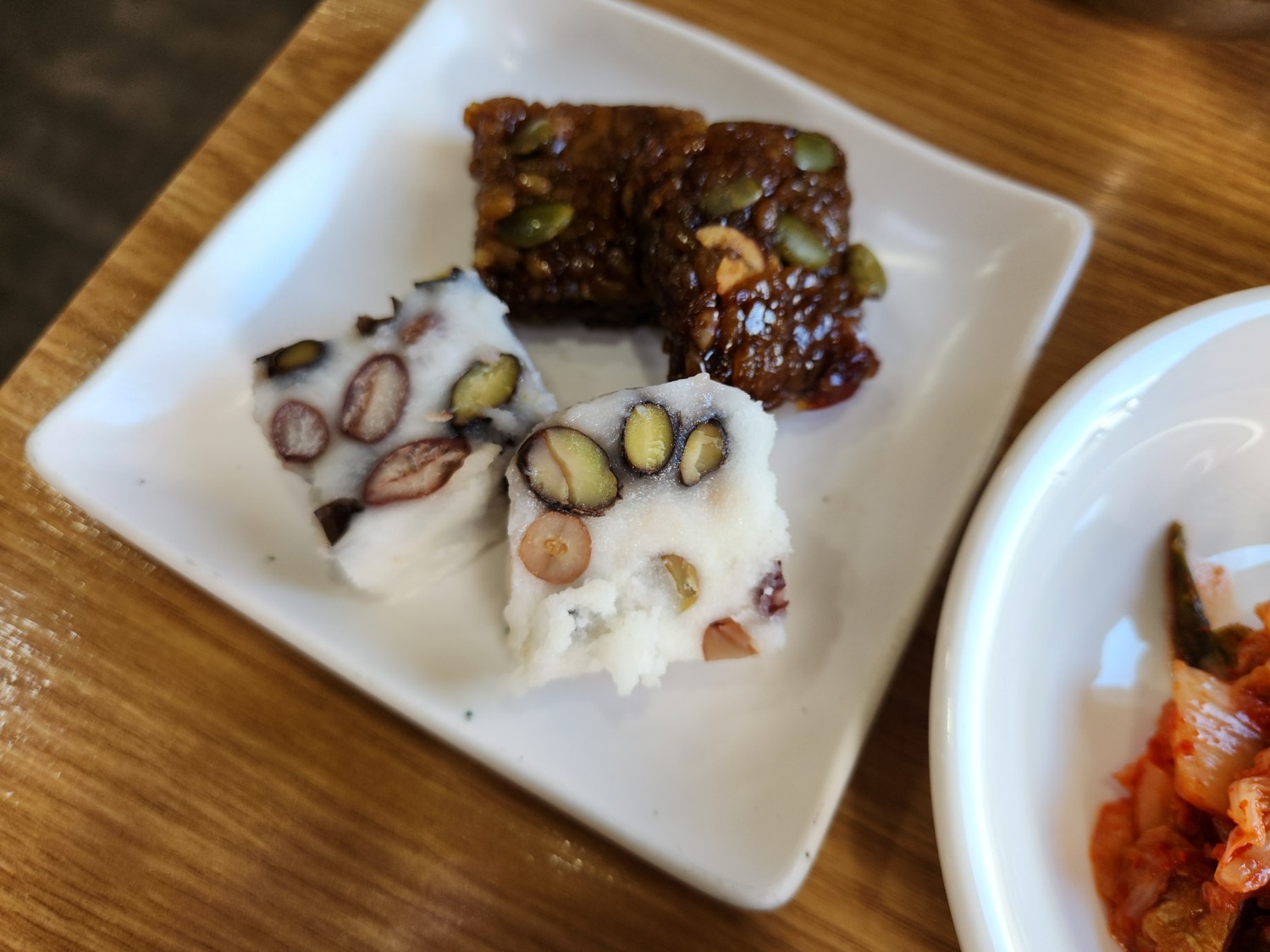 2종류의 떡이 접시 위에 있다
