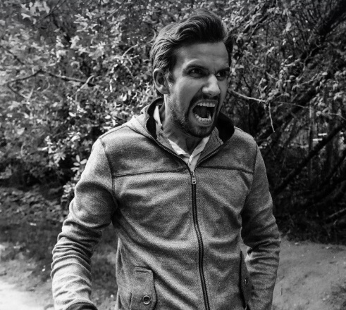 화를 내는 남성의 모습