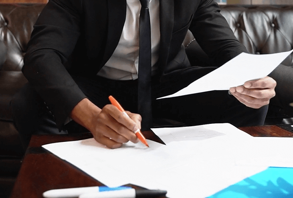 서류-검토-세금-환급금