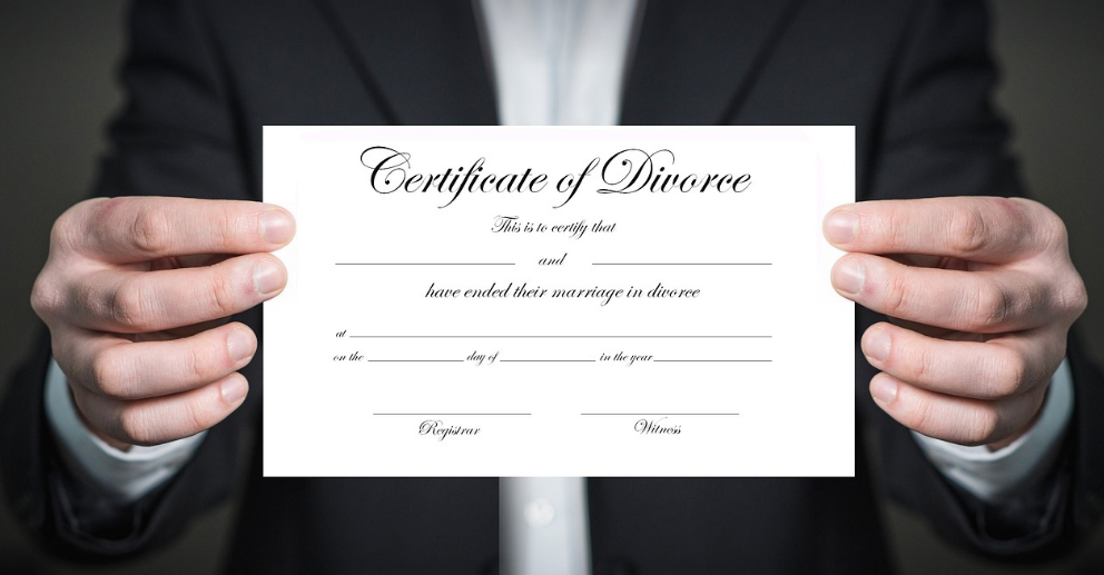 자격증을 들고 있는 모습