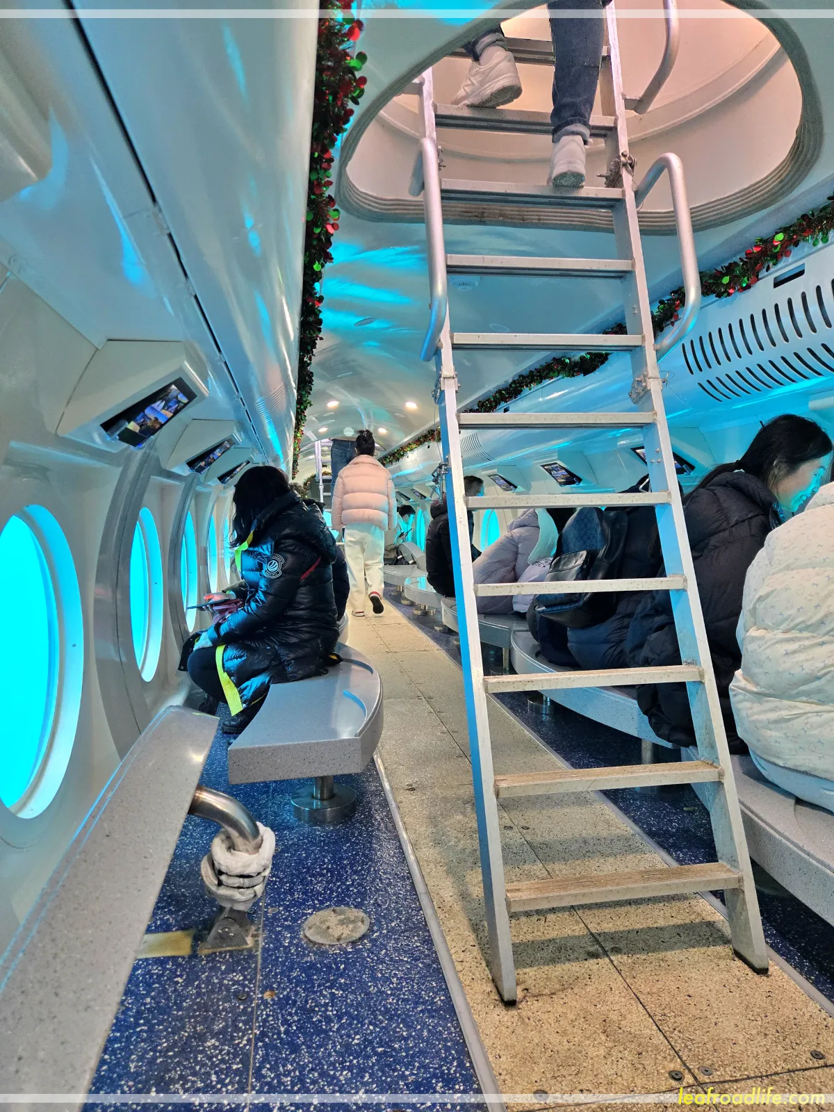 제주-우도잠수함-실내-앉아있는-사람들