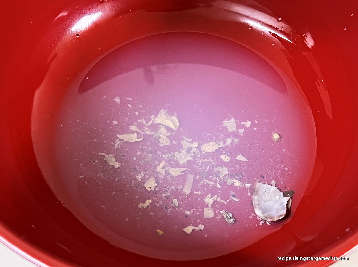 바지락 탕을 먹고 난뒤 그릇에 남는 불순물을 보여주는 사진