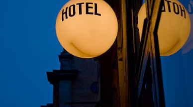 AI와 로봇을 활용한 호텔 자동화: 미래 호텔의 혁신적인 변화