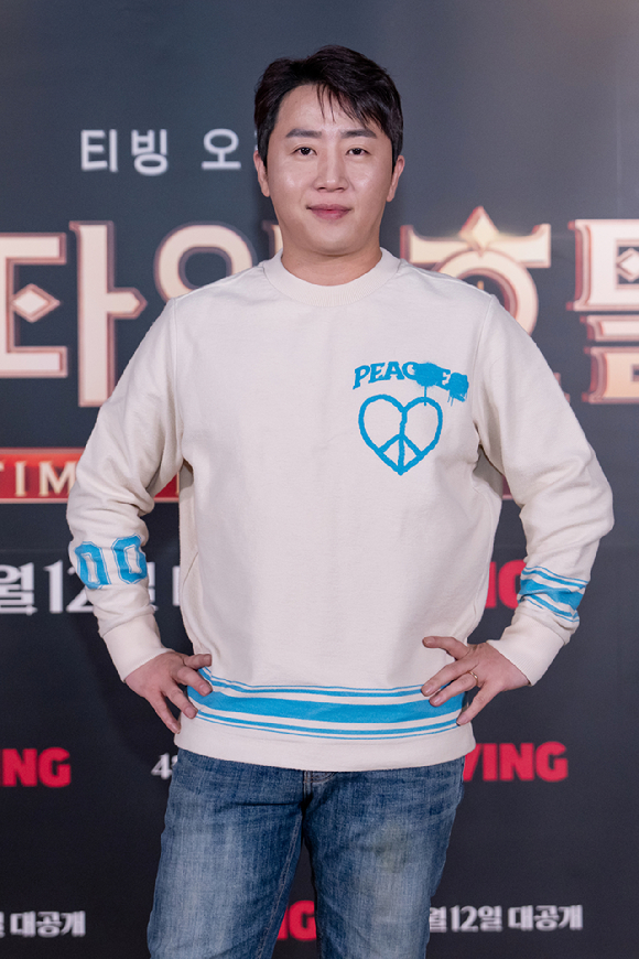 전 프로게이머 홍진호가 12일 온라인으로 진행된 티빙 오리지널 '더 타임 호텔' 제작발표회에 참석해 포즈를 취하고 있다. [사진=티빙]