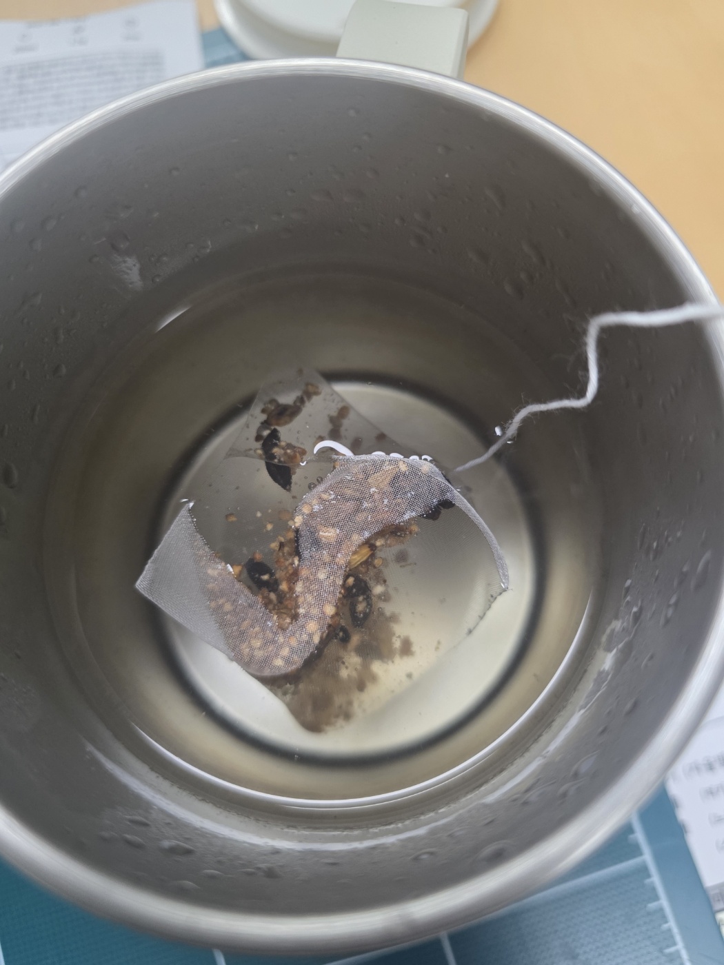 겨울철에 마시는 뜨거운 차