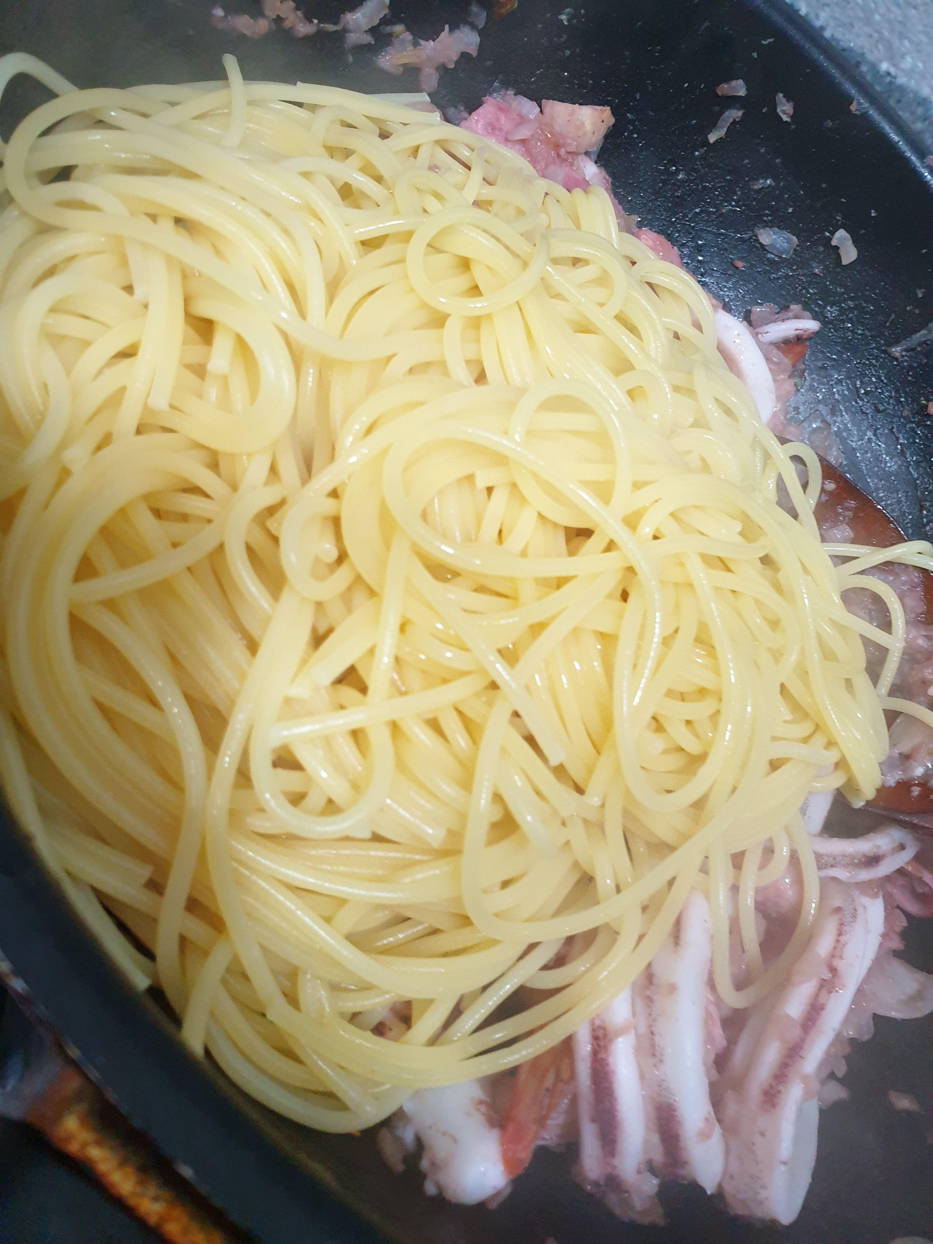 프라이팬에 스파케티 넣은 사진