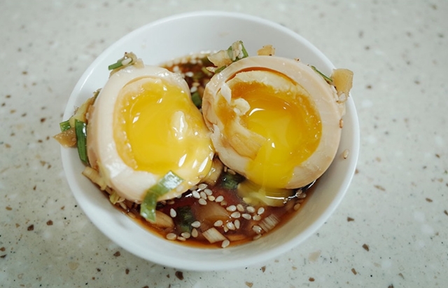 반으로 가른 반숙 계란장