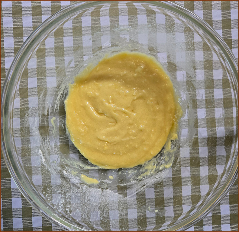 가루재료에 버터를 제외한 액체재료가 섞인 모습의 이미지