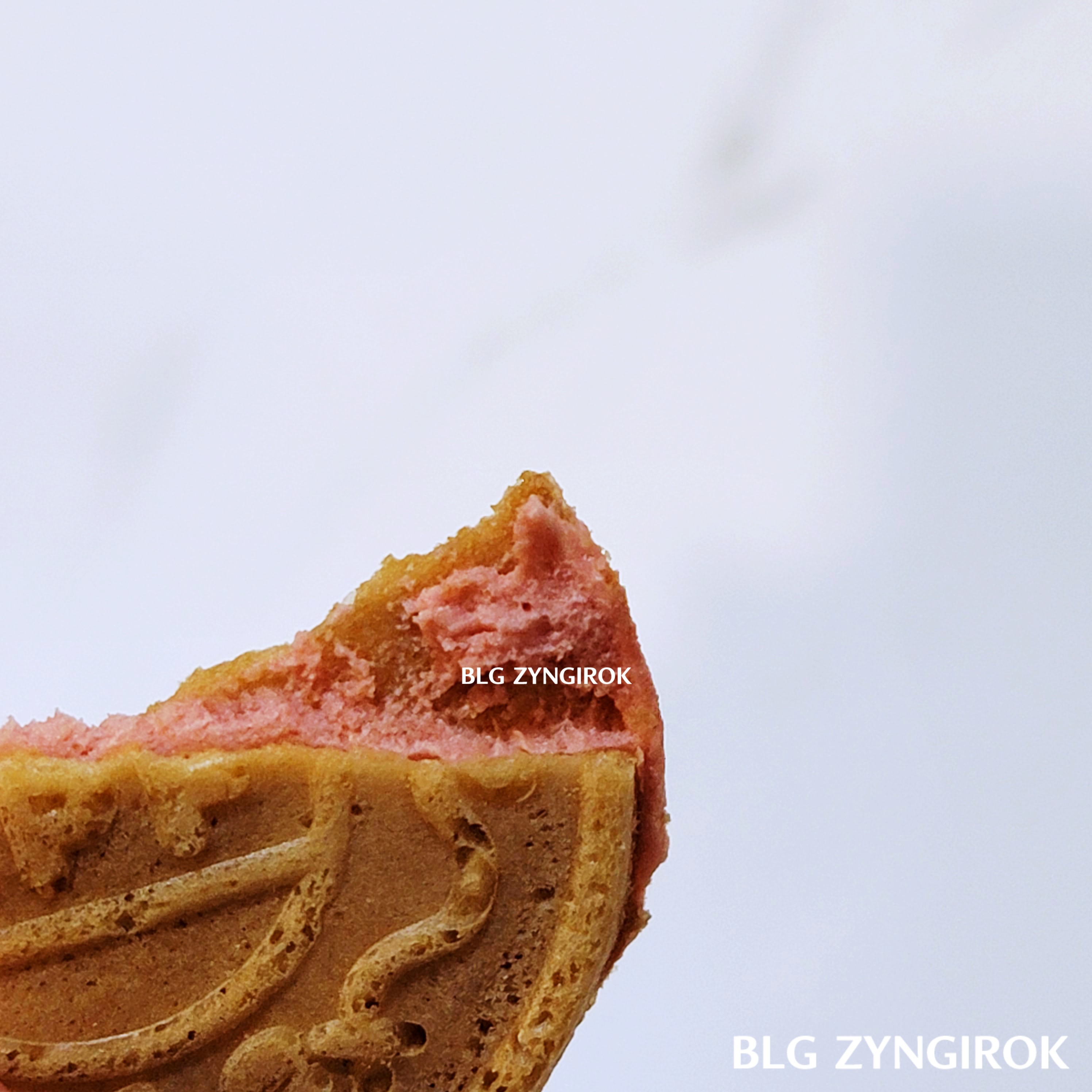 딸기 샌드웨이퍼 단면 모습이다.