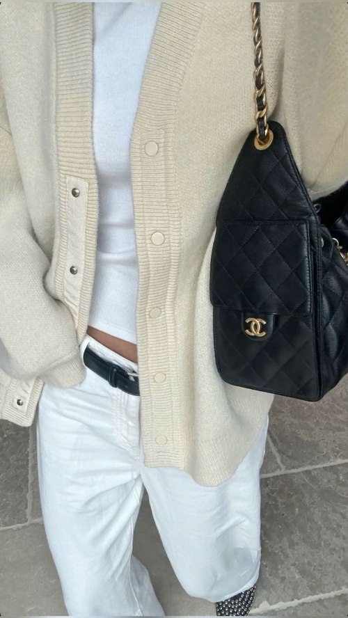 루즈한 가디건과 함께한 샤넬 25백