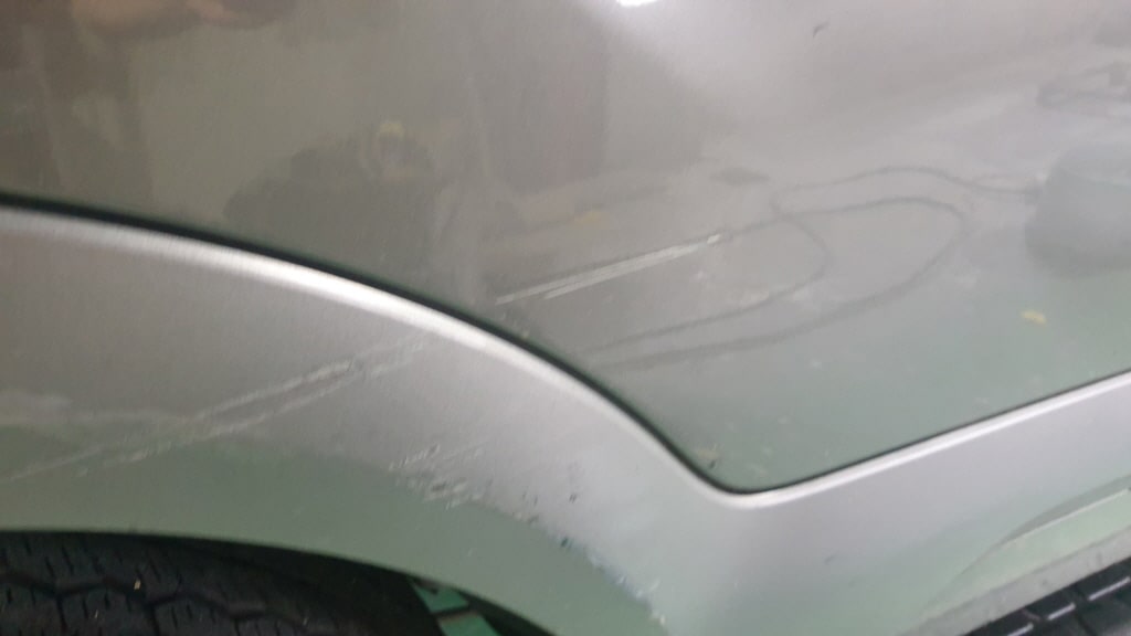 사고부위 확대 차 문짝 긁힘 - 사고부위 확대