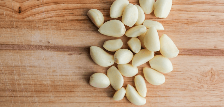 껍질을 벗긴 마늘 여러개가 놓여 있다