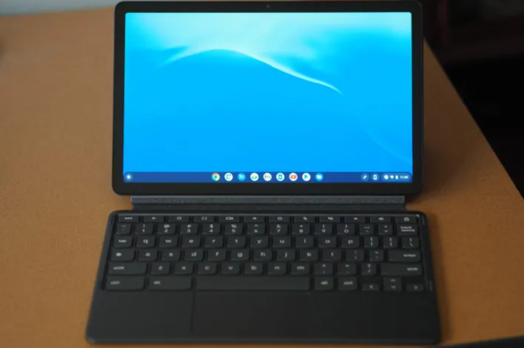 디스플레이와 키보드를 보여주는 레노버 크롬북 듀엣 3 전면도.