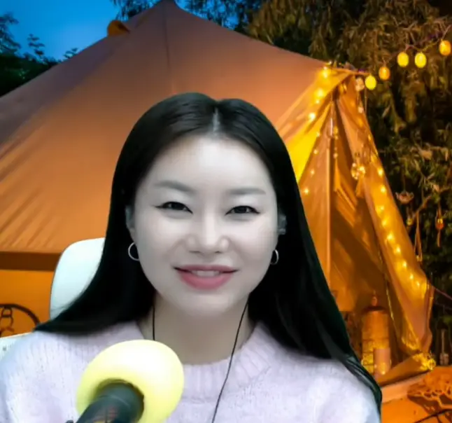 현역가왕- 마이크앞에서 미소짓는 김양