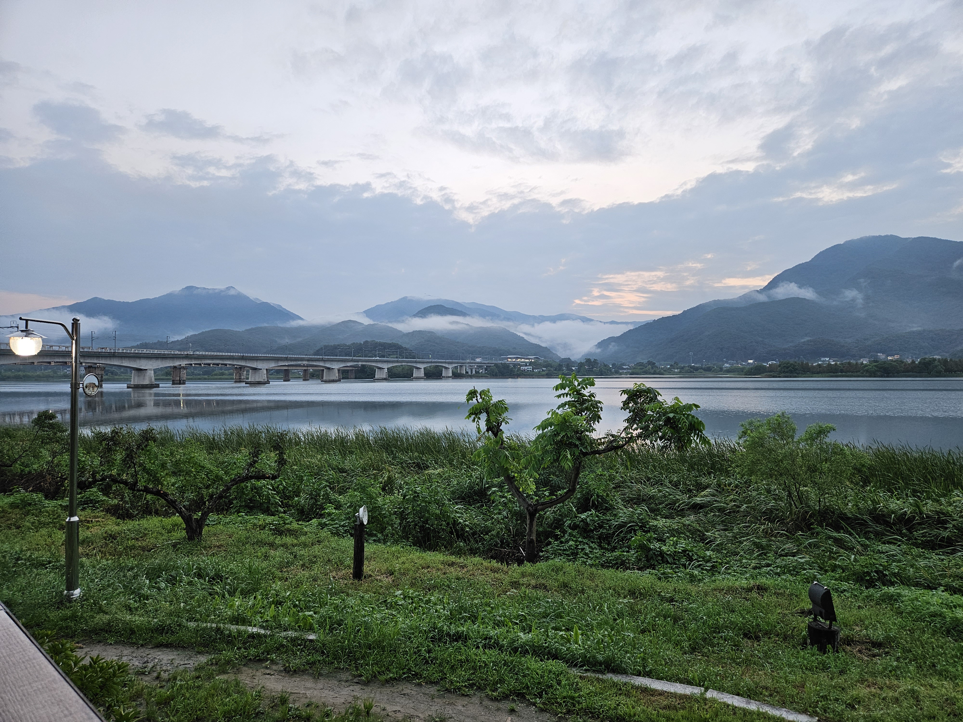 양평 양서면 양수리 두물머리 수수카페에서 찍은 양수철교 및 운길산&#44; 예봉산