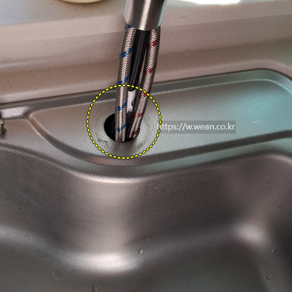 수전호스를 싱크대 원 홀에 넣고 있습니다.