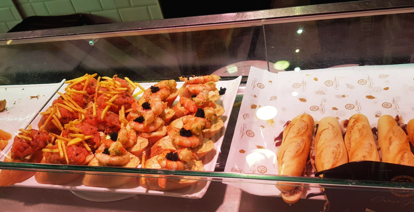 스페인 마드리드 산 미구엘 시장 바게트 매대