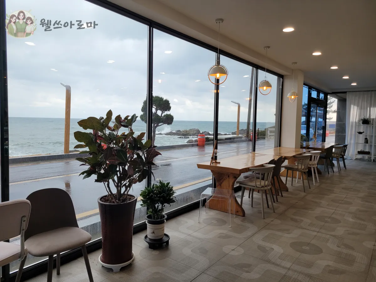 카페드메르-1층창가-바다뷰자리사진