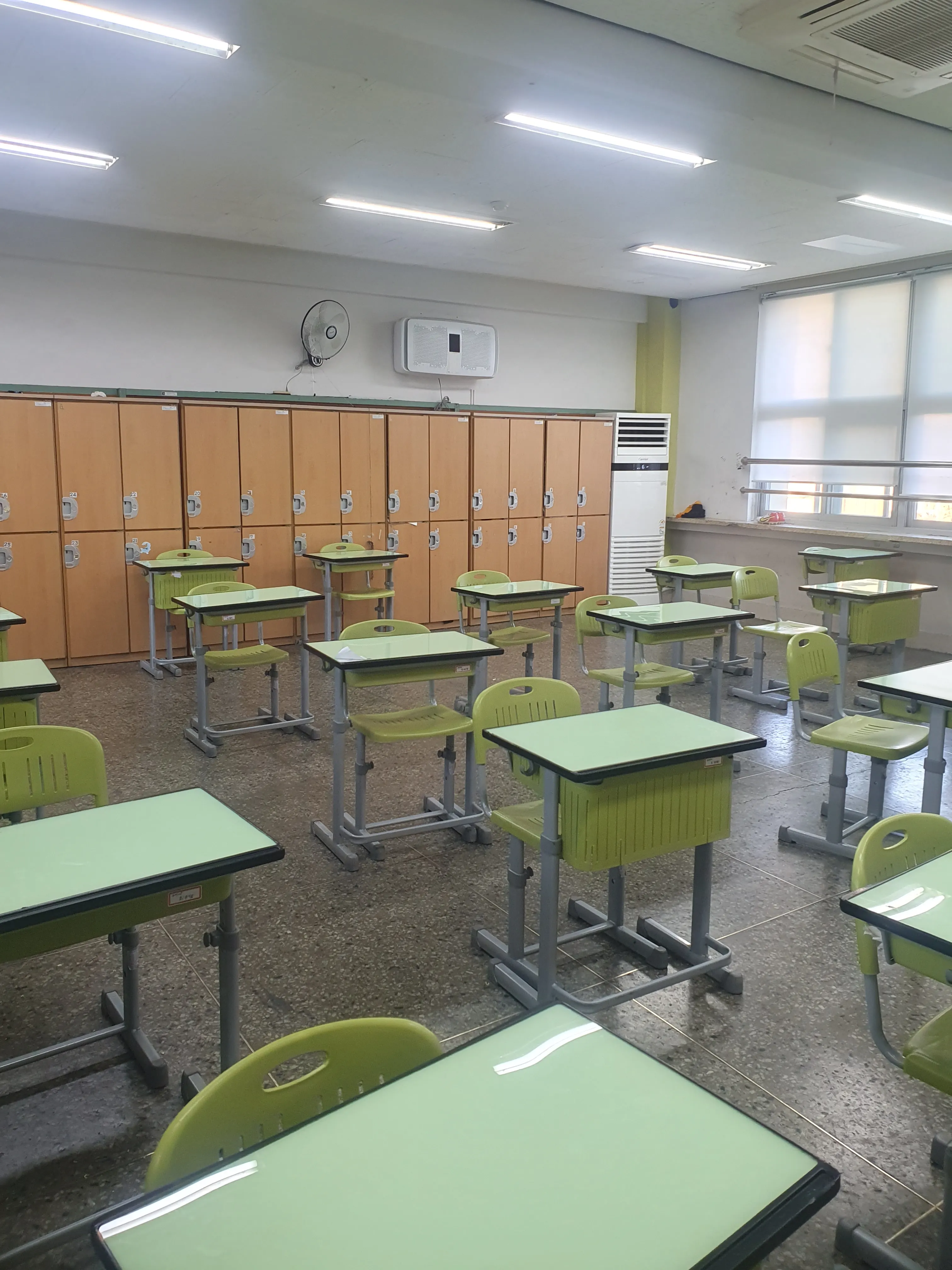 다 끝나고 아무도 없는 교실
