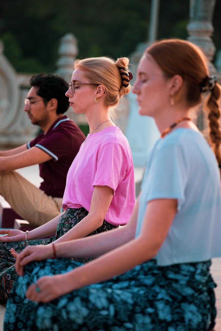 사원에서 명상 하는 사람들