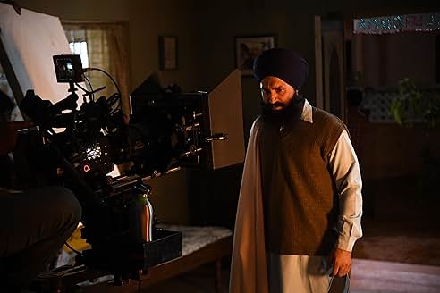 Amar Singh Chamkila 촬영 현장에서 카메라 앞에 선 딜지트 도산즈