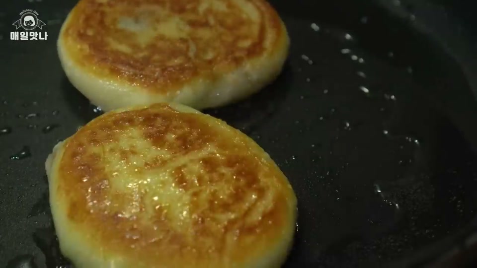 중약불에서 갈색이 되도록 굽는 장면