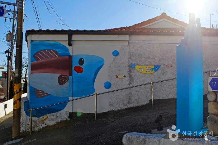 벽에 물고기 그림이 그려져 있다