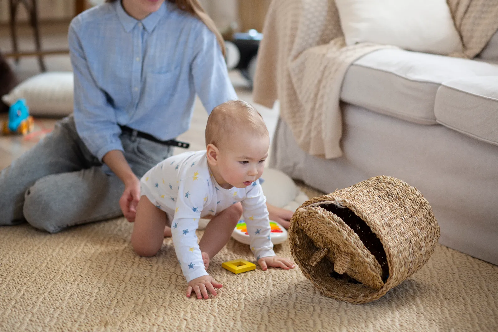 <a href="https://kr.freepik.com/free-photo/close-up-parent-holding-baby-crawling_23675056.htm#fromView=search&page=1&position=10&uuid=d821f3aa-ce3c-4cd1-b6df-234f362a7bba">출처 freepik</a>