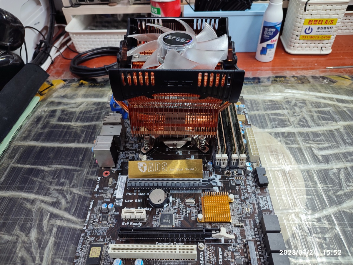 ASUS 공랭 쿨러가 장착된 컴퓨터