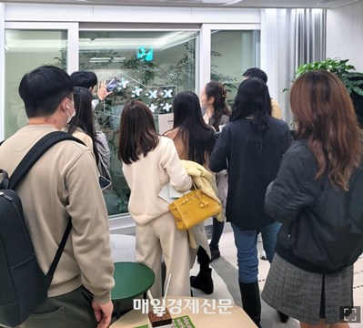 아파트단지 2030세대 임장크루의 임장모습