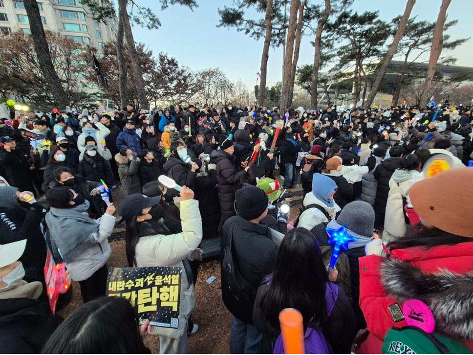 2024년 12월 14일 윤석열 대통령 탄핵안 가결이 선포되자 여의도에 모인 시민들이 환호하고 있다.