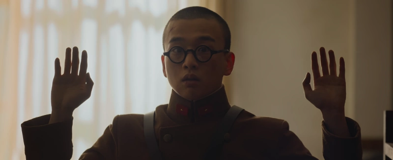 일본군복에 안경을 쓴 경성크리처의 최군